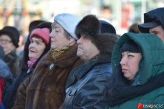 <strong>Горожане слушают выступление митрополита Владивостокского и Приморского Вениамина</strong>