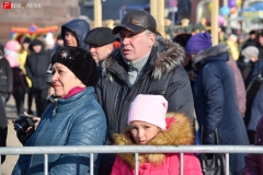 <strong>Горожане слушают выступление митрополита Владивостокского и Приморского Вениамина</strong>