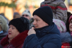 <strong>Горожане слушают выступление митрополита Владивостокского и Приморского Вениамина</strong>