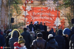 <strong>Обращаясь к тем, кто пришел на центральную площадь, Вениамин поздравил их "с великим, славным и спасительным праздником Рождества Христова и Новолетием!"</strong>