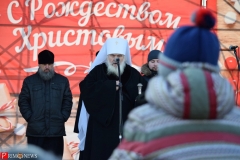<strong>Обращаясь к тем, кто пришел на центральную площадь, Вениамин поздравил их "с великим, славным и спасительным праздником Рождества Христова и Новолетием!"</strong>