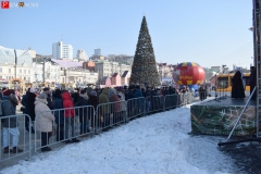<strong>Обращаясь к тем, кто пришел на центральную площадь, Вениамин поздравил их "с великим, славным и спасительным праздником Рождества Христова и Новолетием!"</strong>