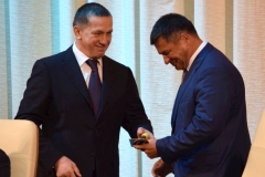 <strong>В завершение своей речи Юрий Трутнев вручил Тарасенко шпатель</strong>