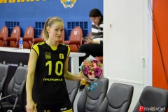 <strong>У волейболистки «Приморочки» Екатерины Клименко (№10, связующий) сегодня День рождения, её поздравили и подарили цветы</strong>