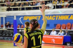 <strong>Встреча двух коллективов, проходившая во Владивостоке, завершилась со счетом 3:2 в пользу хозяек паркета, которые выиграли первые две партии, однако затем проиграли две подряд, а после вырвали победу в пятой (25:12, 25:21, 21:25, 23:25, 15:11)</strong>