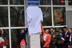 <strong>Дочь героя Александра Маслова учится в шестом классе школы №48 и именно ей сегодня предоставили возможность открыть мемориальную доску</strong>