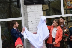 <strong>Дочь героя Александра Маслова учится в шестом классе школы №48 и именно ей сегодня предоставили возможность открыть мемориальную доску</strong>