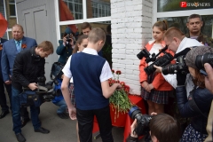 <strong>После минуты молчания присутствующие возложили цветы к мемориальной доске</strong>