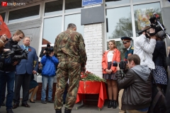 <strong>После минуты молчания присутствующие возложили цветы к мемориальной доске</strong>