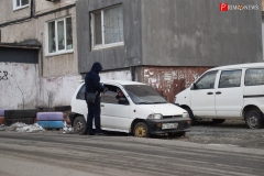 <strong>"Охранник" парковки, находившийся в малолитражном автомобиле, взял у Сергея Мильвита деньги в качестве оплаты "услуги"</strong>