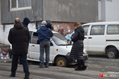 <strong>Однако позже уже в присутствии журналистов он признался, что по сути охранником не является, а только собирает деньги</strong>