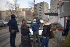 <strong>Явно не ожидавший приезда журналистов "охранник" пытается дозвониться до "хозяина" парковки</strong>