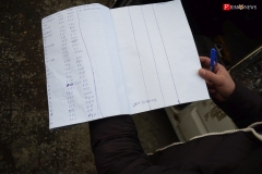 <strong>По просьбе журналистов "охранник" показал журнал, в который он записывает номера машин и суммы полученных денег</strong>