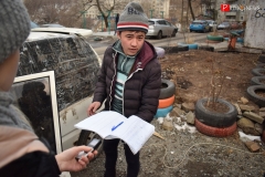 <strong>По просьбе журналистов "охранник" показал журнал, в который он записывает номера машин и суммы полученных денег</strong>