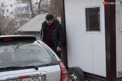 <strong>"Охранник" по следующему адресу оказался менее разговорчив и, отойдя позвонить "хозяину", просто скрылся, оставив свой "пост"</strong>