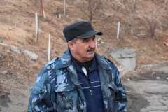 <strong>По адресу ул. Вострецова, 6В журналистов и активистов фонда "Горожанин и гражданин" встретил охранник, пост которого был оборудован в универсале: здесь находилось и спальное место, и даже телевизор, электропитание было подведено от одной из квартир жилого дома</strong>