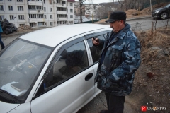 <strong>По адресу ул. Вострецова, 6В журналистов и активистов фонда "Горожанин и гражданин" встретил охранник, пост которого был оборудован в универсале: здесь находилось и спальное место, и даже телевизор, электропитание было подведено от одной из квартир жилого дома</strong>