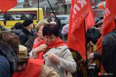 <strong>Шествие вот-вот начнется, горожане готовят праздничную атрибутику</strong>