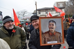 <strong>Горожане шли с портретами Ленина, Сталина, несли советские знамёна и красные шары</strong>