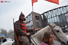 <strong>В этом году были задействованы три белых лошади, на которых верхом ехали представители партии КПРФ, одетые в форму красногвардейцев</strong>