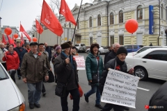 <strong>Горожане и гости Владивостока кричали "Ура!", поздравляли друг друга и всех прохожих с праздником</strong>