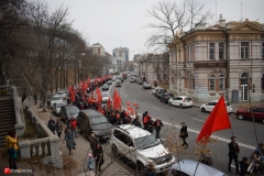 <strong>Традиционно перед красной колонной ехал автомобиль, из кузова которого громко играли советские песни, озвучивались различные патриотические лозунги и доносились исторические факты.</strong>