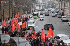 <strong>Традиционно перед красной колонной ехал автомобиль, из кузова которого громко играли советские песни, озвучивались различные патриотические лозунги и доносились исторические факты.</strong>