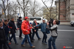 <strong>Прямо на ходу у депутата Артёма журналисты берут интервью</strong>