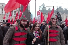 <strong>Завершилось шествие на центральной городской площади, где состоялся праздничный митинг, на котором выступили коммунисты и общественники.</strong>