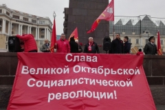 <strong>Завершилось шествие на центральной городской площади, где состоялся праздничный митинг, на котором выступили коммунисты и общественники.</strong>