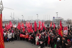 <strong>Завершилось шествие на центральной городской площади, где состоялся праздничный митинг, на котором выступили коммунисты и общественники.</strong>