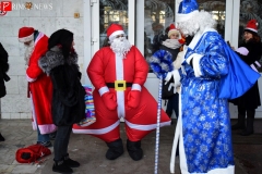 <strong>Деды Морозы и их верные спутницы Снегурочки прошли в костюмированном шествии по Океанскому проспекту Владивостока</strong>