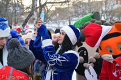 <strong>Играла новогодняя музыка, люди фотографировались и веселились</strong>