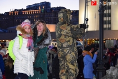 <strong>На центральной площади Дедов Морозов ждало много людей</strong>