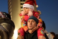 <strong>Прибыв на площадь, Деды Морозы и Снегурочки, а также другие персонажи, в том числе и Петух (2017-й по восточному календарю будет именно годом Петуха), были окружены детьми</strong>