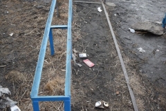 <strong>Лавочки в полуразрушенном состоянии, а под ногами разный мусор вперемешку с окурками и грязью</strong>