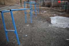 <strong>Заниматься на спортивных снарядах просто опасно для здоровья, так как под ногами валяются камни в грязи</strong>