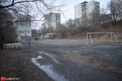 <strong>По словам молодого человека, который пару лет назад окончил 58 школу, играть в футбол на этом стадионе опасно для здоровья</strong>