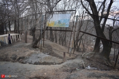 <strong>Несмотря на аварийное состояние самого забора и торчащие из земли металлические штыри и трубы здесь гуляют маленькие дети</strong>