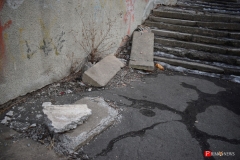 <strong>Железобетонные плиты валяются прямо на лестнице по которой ходят учащиеся</strong>