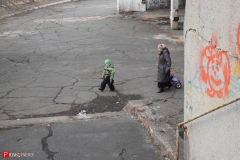 <strong>По словам местной жительницы, которая проводит здесь время с внуком, отпускать детей гулять по территории школы опасно - нужно постоянно следить за тем, чтобы ребенок не наткнулся на металлический штырь или обломок железобетонной плиты</strong>