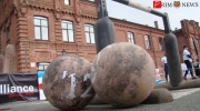Спортсменам нужно было перебросить бетонные шары весом 120 кг или 160 кг через планку 130 см