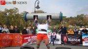 Спортсменам нужно было поднять бревно 120 кг или 140 кг над головой