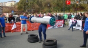 Вячеслав Алексеев пытается осилить бревно весом в 140 кг