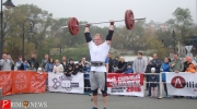 Роман Умнов поднимает штангу весом в 120 кг