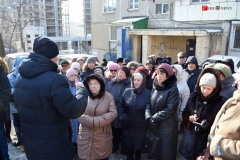 <strong>Люди по-прежнему сильно обеспокоены предстоящей стройкой, свои вопросы они задавали организатору собрания Сергею Мильвиту</strong>