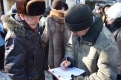 <strong>В конце собрания у жильцов собрали подписи</strong>