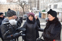 <strong>Собравшиеся жильцы общались с прибывшими журналистами</strong>