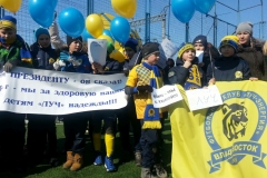 <strong>Группа воспитанников центра подготовки, их родители и болельщики решили обозначить свою позицию непосредственно на футбольном поле стадиона "Юность", где и занимаются юношеские команды "Луча-Энергии"</strong>