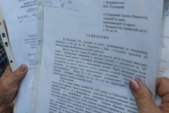 <strong>Собравшиеся горожане показывали обращения в прокуратуру</strong>